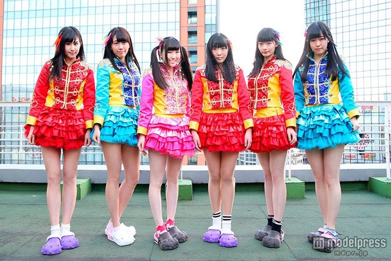 左から／水沢まい(スチームガールズ)　、楠木まゆ(アーマーガールズ)、星愛奈(スチームガールズ)、前田なつみ(スチームガールズ)、百瀬ひとみ(アーマーガールズ)、坂本舞菜(スチームガールズ)