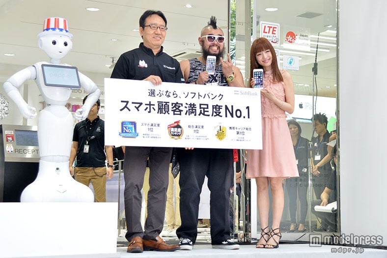 （左から）ソフトバンク代表取締役副社長兼COOの宮内謙氏、列の先頭に並び最初に商品を購入したビッグウェーブことブッチさん、神田沙也加／ソフトバンクのセレモニーの様子