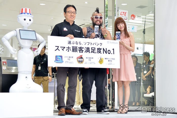 (左から)ソフトバンク代表取締役副社長兼COOの宮内謙氏、列の先頭に並び最初に商品を購入したビッグウェーブことブッチさん、神田沙也加/ソフトバンクのセレモニーの様子