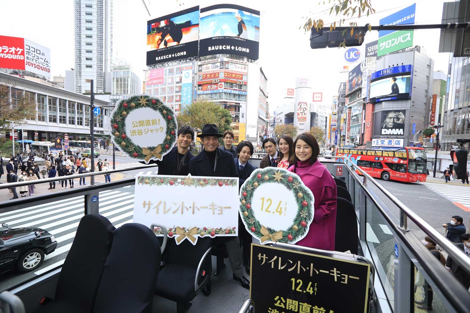 2階建てバスで渋谷を周回するキャスト陣（提供写真）