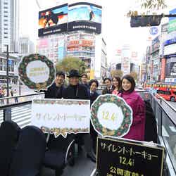 2階建てバスで渋谷を周回するキャスト陣（提供写真）