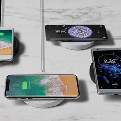超便利!上に置くだけで高速充電してくれる優秀スマホ充電パッド