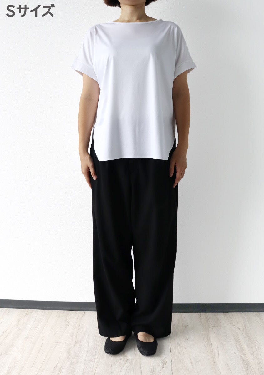 女性がPLSTのSサイズ白Tシャツと黒パンツを着用し正面で立つ