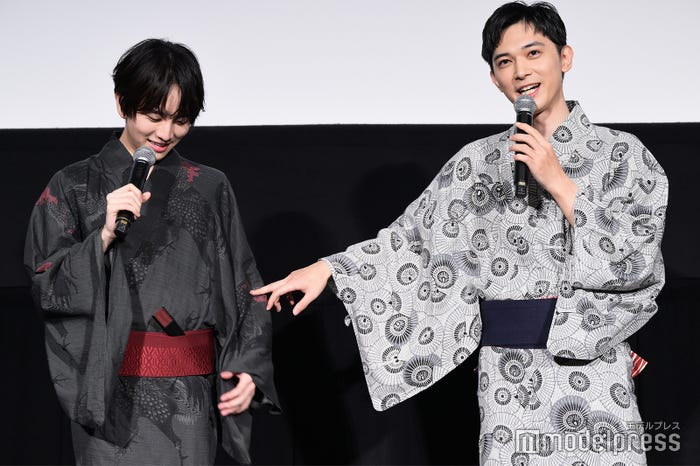 板垣李光人の浴衣姿を褒める吉沢亮(C)モデルプレス