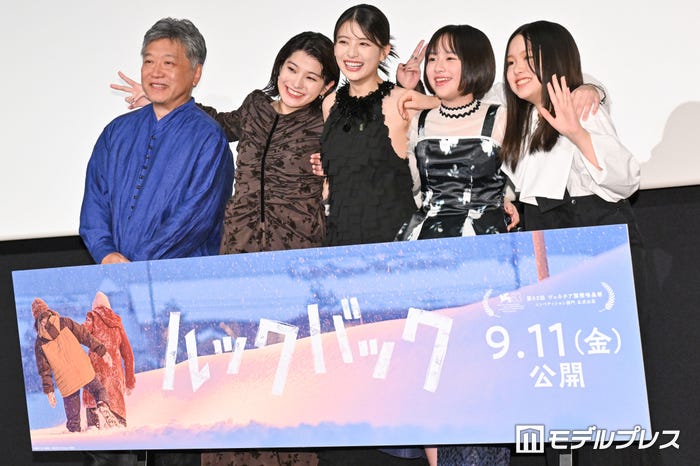 (左から)是枝裕和監督、蒔田彩珠、出口夏希、七瀬ふうり、岡田六花(C)モデルプレス