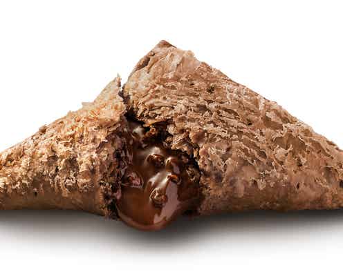 マクドナルド「三角チョコパイ黒・白」史上最大のチョコクリーム量にリニューアル