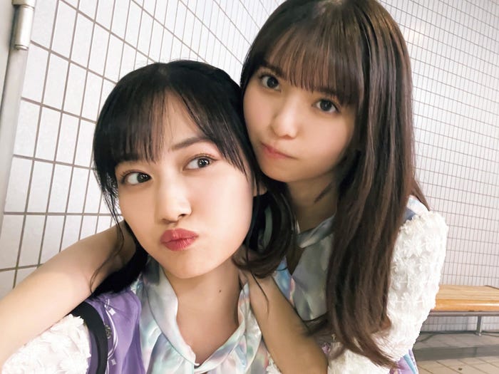 自撮りする山下美月と齋藤飛鳥(撮影/山下美月)/「乃木撮VOL.03」(提供写真)