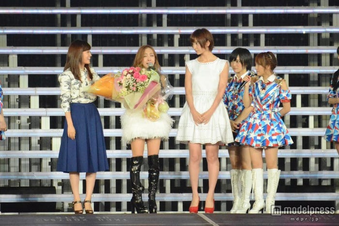 板野友美の卒業セレモニーにサプライズで駆けつけた前田敦子と篠田麻里子/「AKB48 2013真夏のドームツアー~まだまだ、やらなきゃいけないことがある~」の東京ドーム最終公演