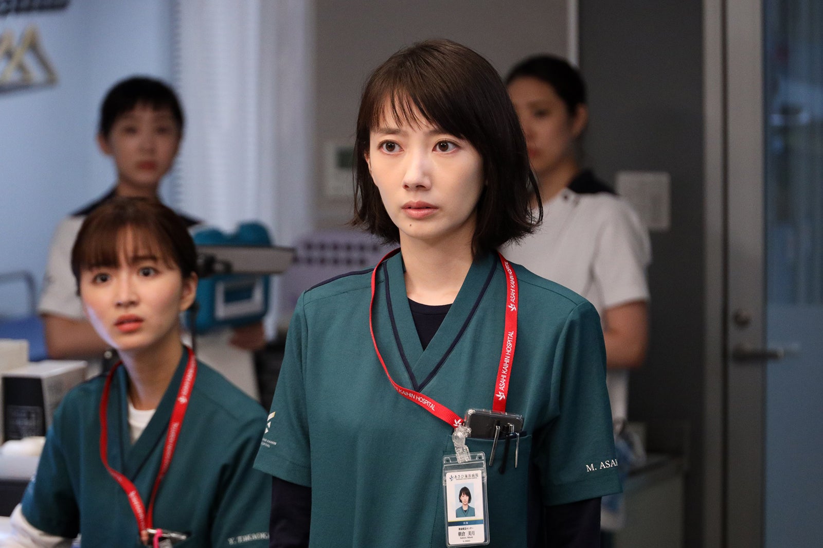 岡崎紗絵、波瑠「ナイト・ドクター」第7話より（C）フジテレビ