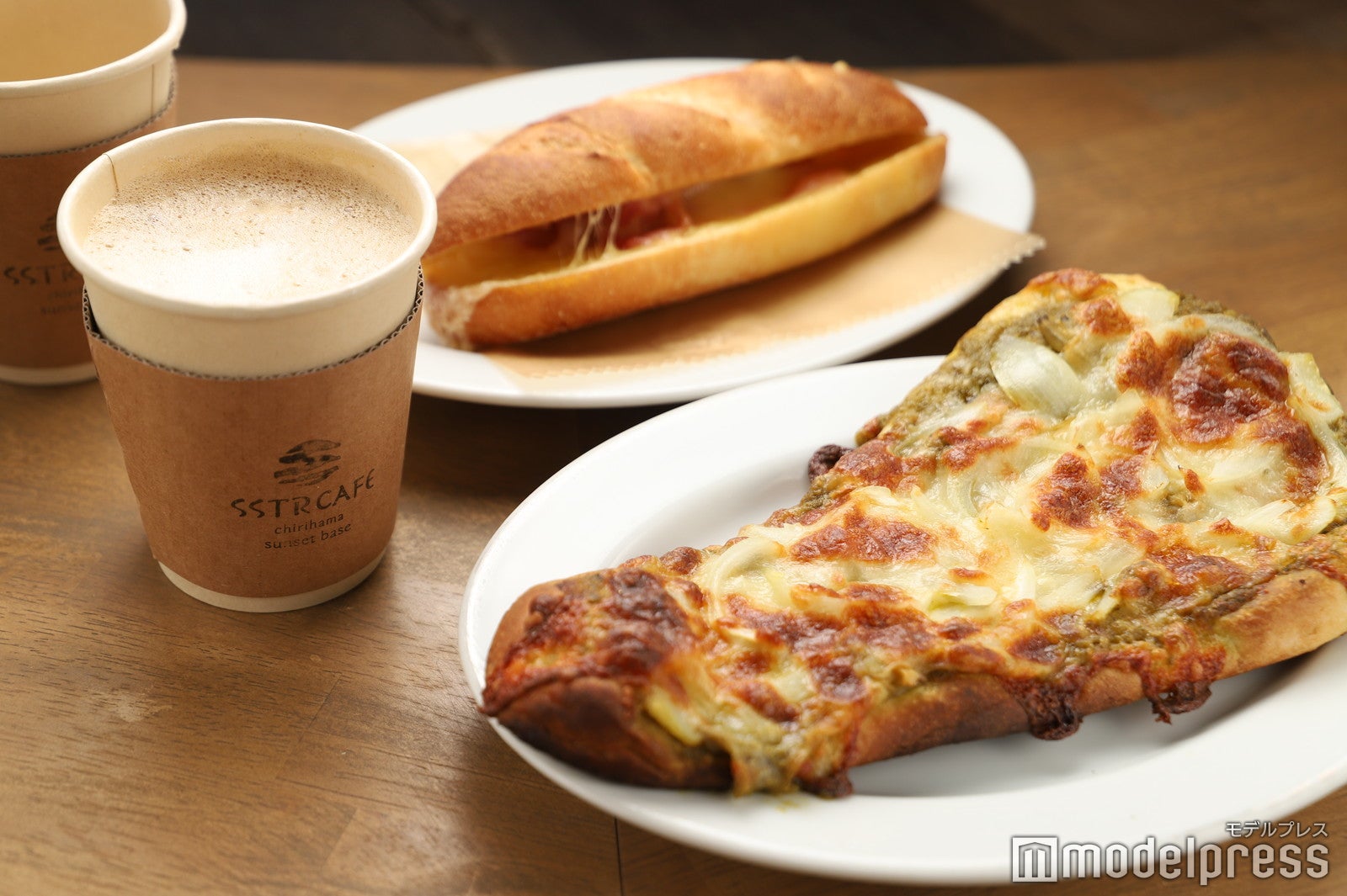 特製ナンピザ（右）とチーズたっぷりのサンライズサンド（奥）（C）モデルプレス