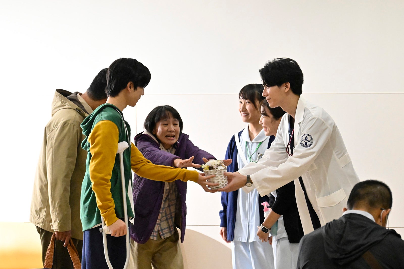 （右）YU／「祈りのカルテ 研修医の謎解き診察記録」第2話より（C）日本テレビ