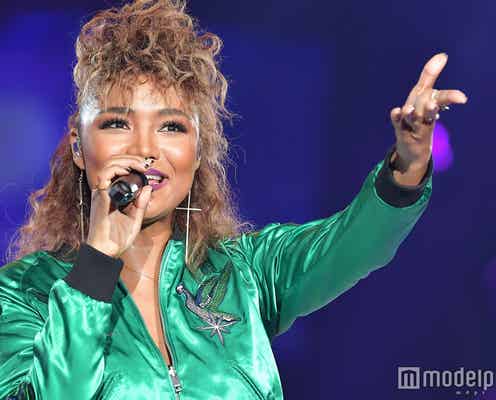 Crystal Kay、安室奈美恵コラボ曲に名バラード「恋におちたら」まで…感動誘うパフォーマンス<神コレ2018S/S>