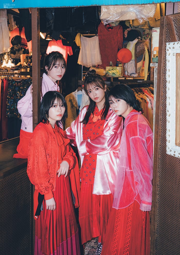 (左から)守屋麗奈、森田ひかる、田村保乃、藤吉夏鈴「B.L.T.」5月号ローソンエンタテインメント購入特典両面ポスター(表) (画像提供:東京ニュース通信社)