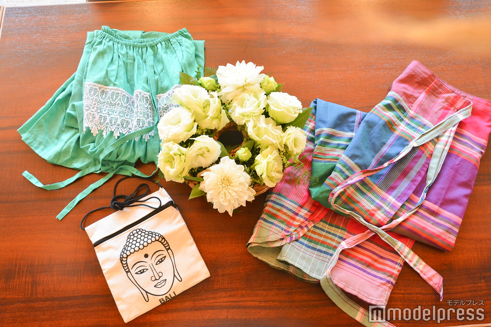 サヌールで購入（C）モデルプレス