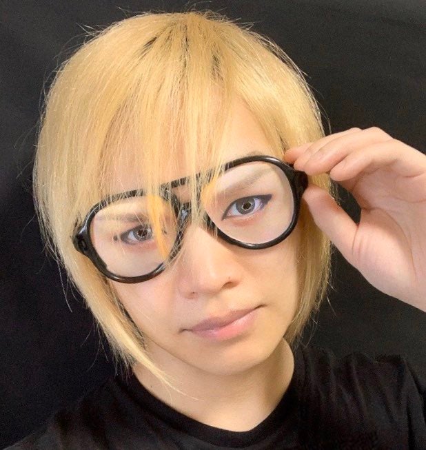 金爆・鬼龍院翔、“V系バンドマンが急な配信に対応するメガネ”制作「じわじわ来る」「グッズ化希望」