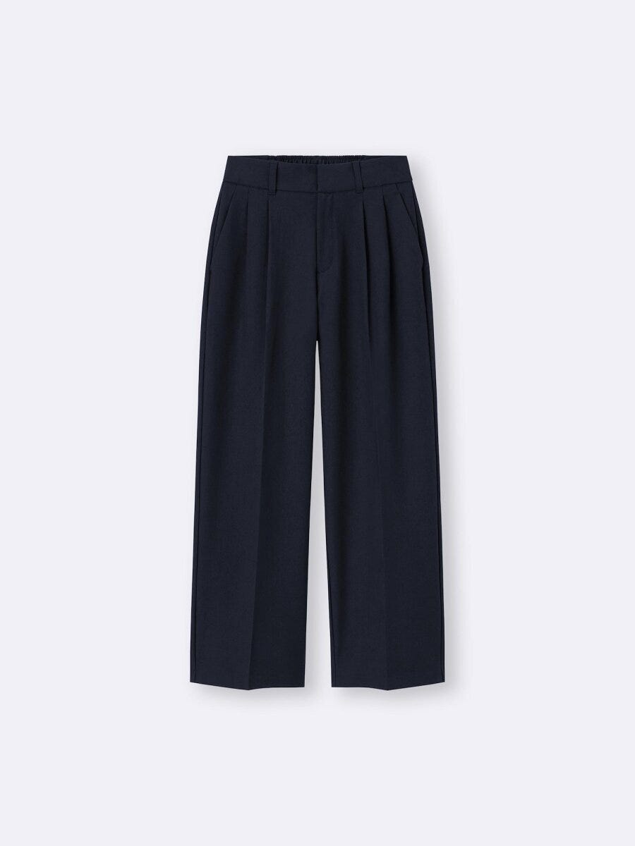 紺色のタックワイドパンツの全体像