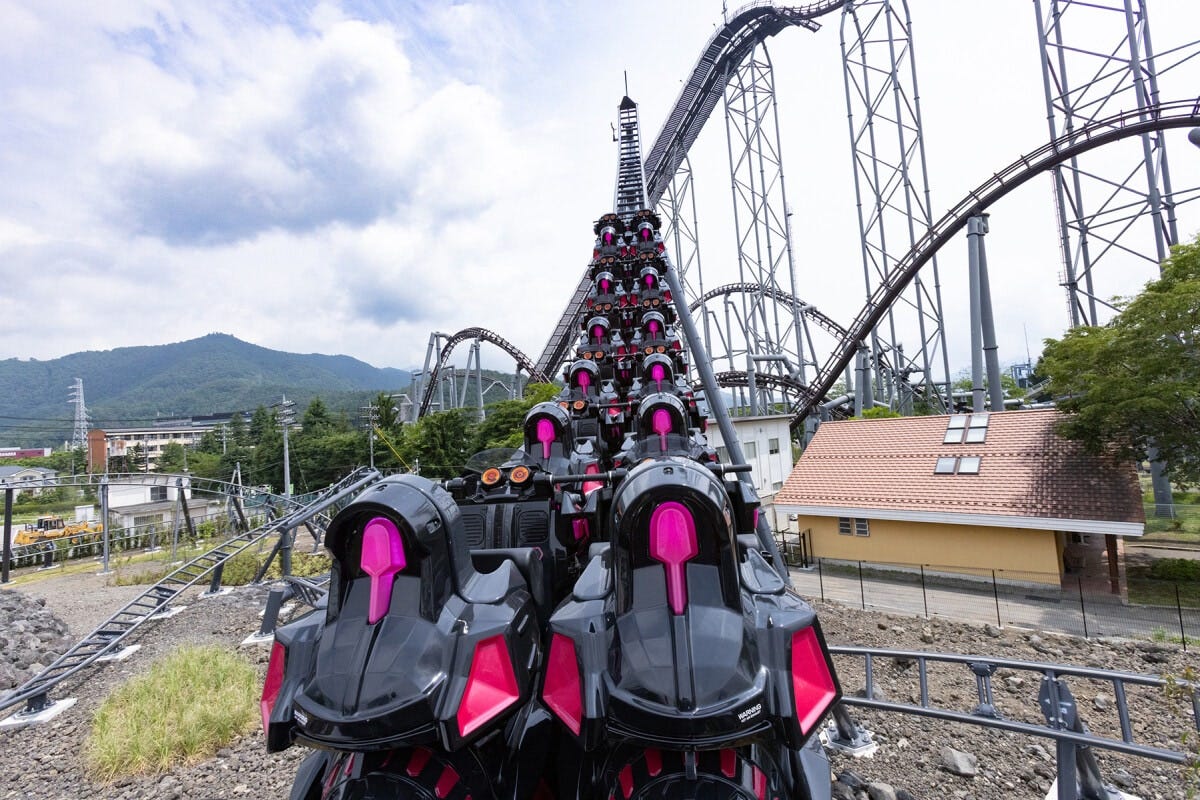 レールの先端近くまで上がり、このあと後ろ向き走行になります