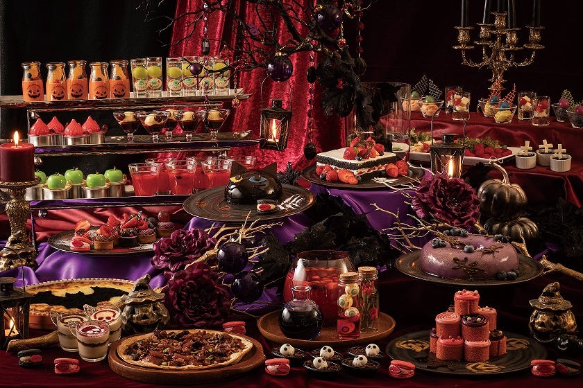 リーガロイヤルホテル東京「ハロウィーンスイーツビュッフェ」黒猫風ショコラや魔女の赤いスープなど38品