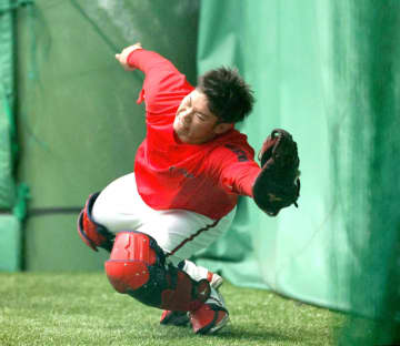 広島・坂倉 巨人・長野編成本部参与に「会えてうれしかった」正捕手奪取へ決意 鯉党に人気絶大“チョーさん”「懐かしい」