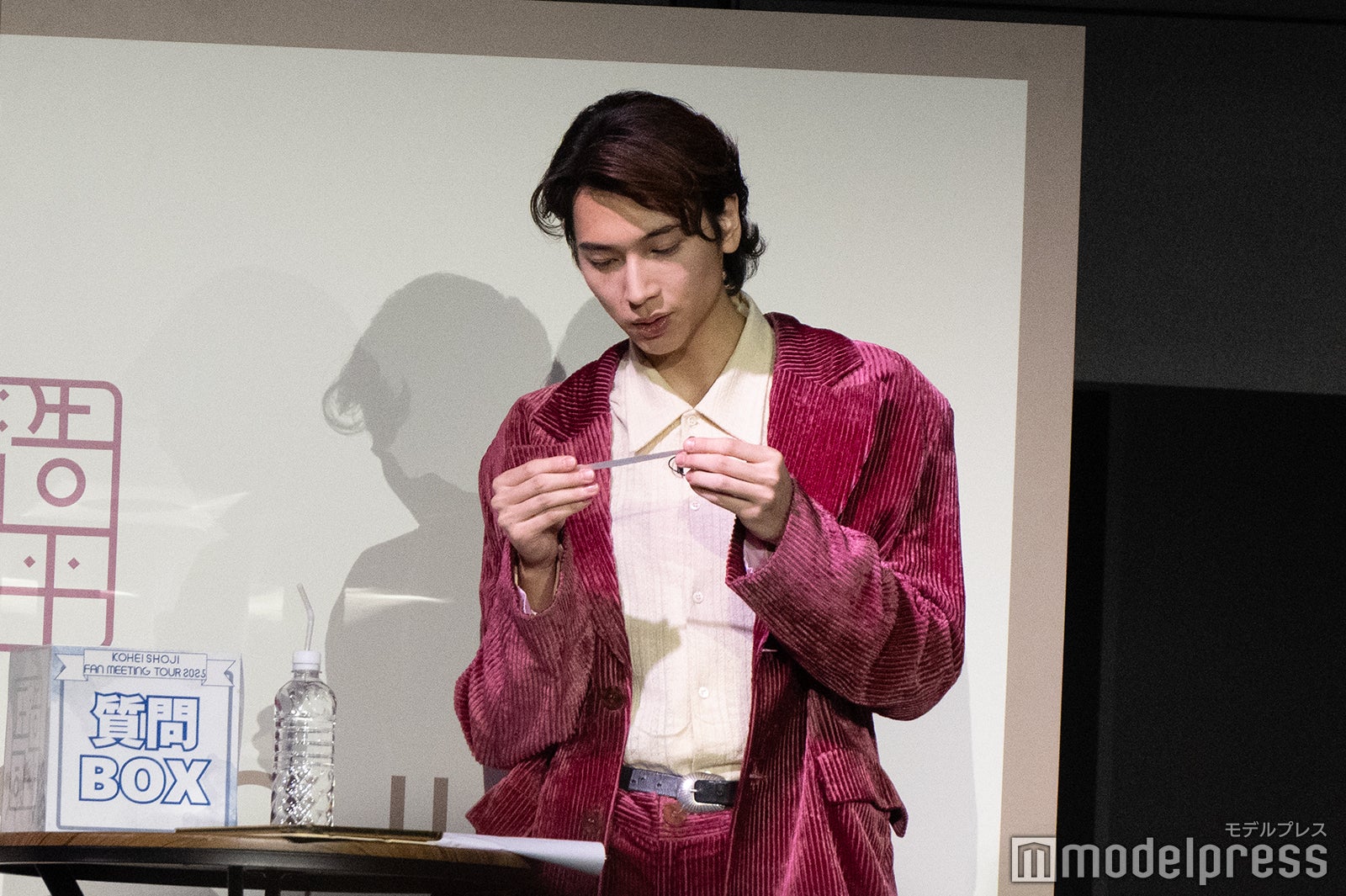 ファンからの質問を読む庄司浩平（C）モデルプレス