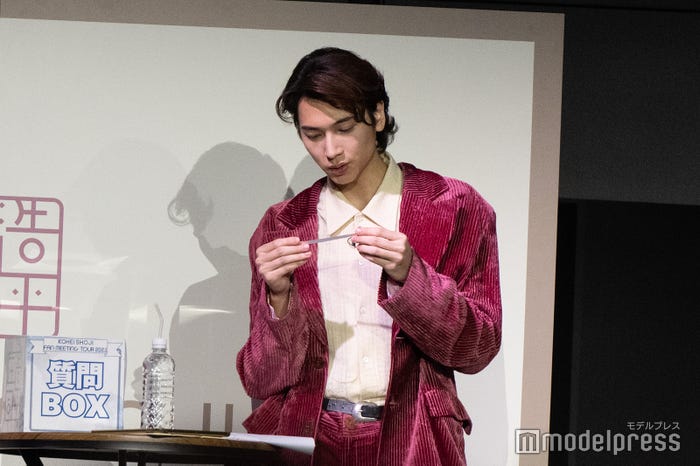 ファンからの質問を読む庄司浩平(C)モデルプレス