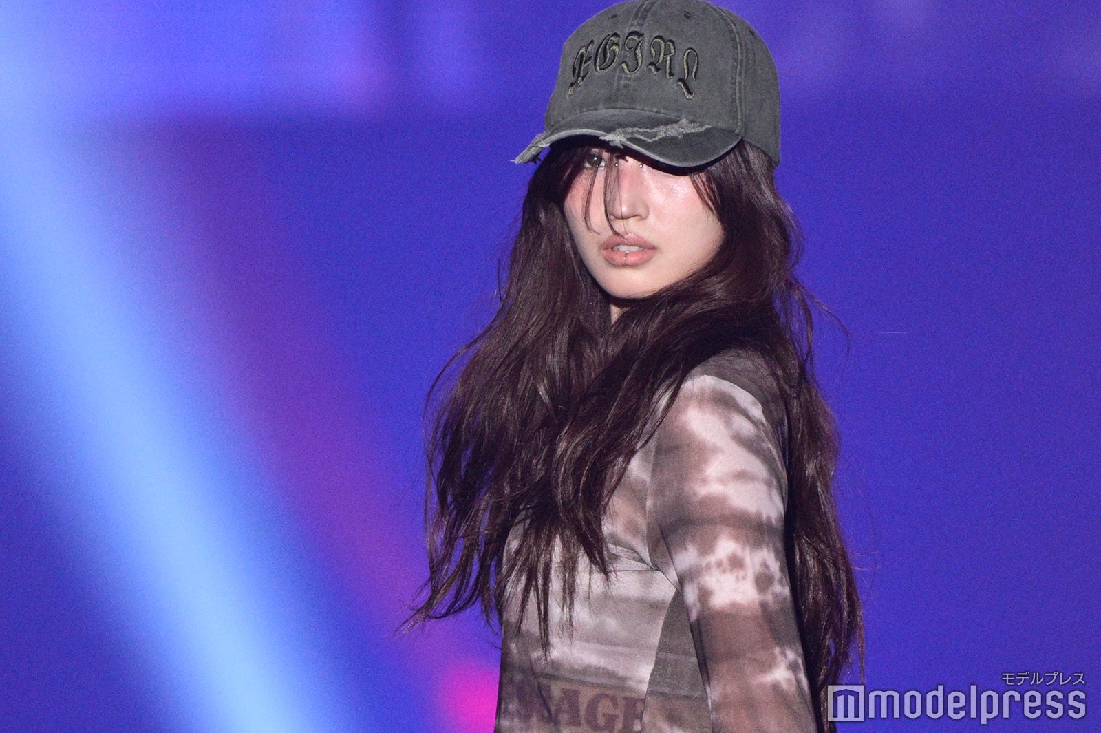 せいら、美脚際立つカジュアルコーデ クールな眼差しで魅せる【TGC熊本2025】