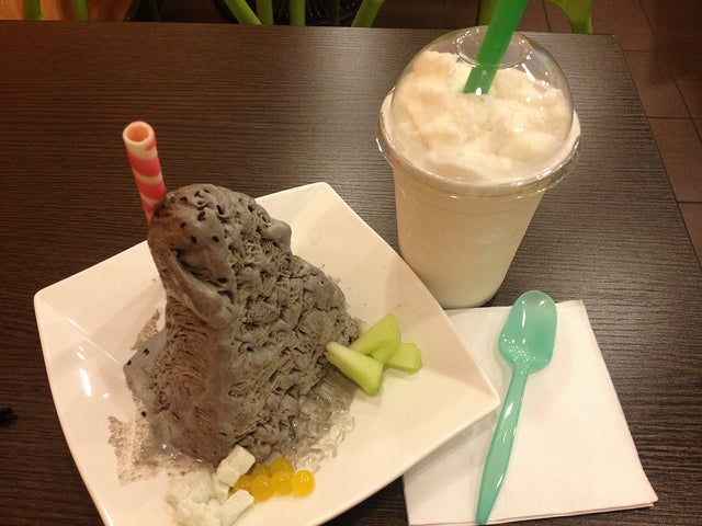 「lack sesame snow ice」と「lychee bubble tea」／photo by coconut wireless