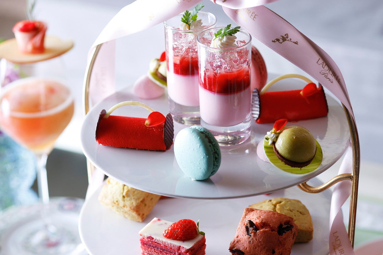 ストロベリーアフタヌーンティー with LADUREE　～マリー・アントワネットの世界～／画像提供：ベストホスピタリティーネットワーク