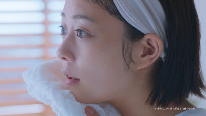 高畑充希/新CM「すっぴん変わるクレンジング篇」より(提供写真)