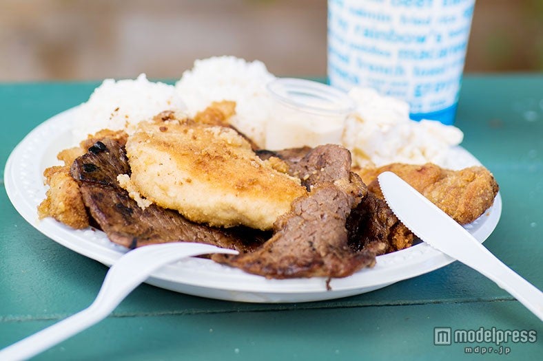 ボリューム満点の「ミックスプレート」＄8,25／Photo by 内田恒（Hisashi Uchida）
