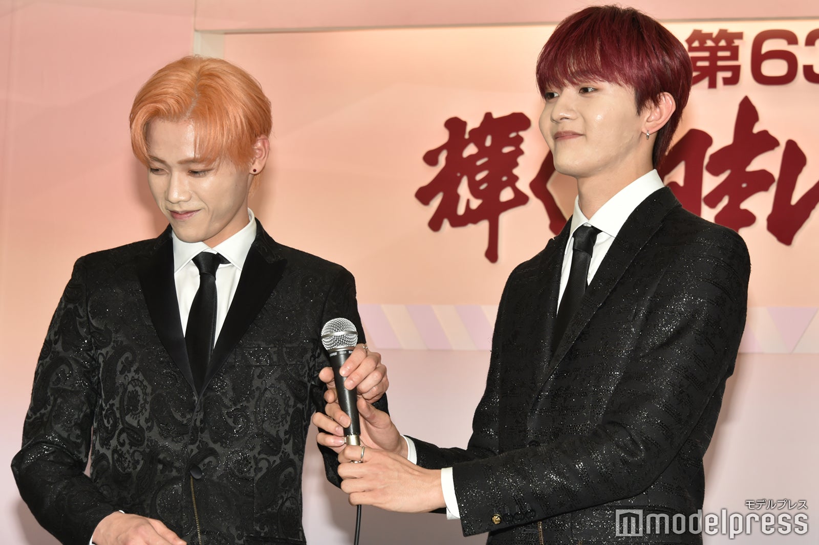 田島将吾のマイクを戻す木村柾哉 （C）モデルプレス