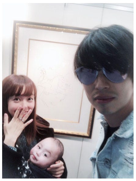 息子を抱く川崎希とアレクサンダー/川崎希オフィシャルブログ(Ameba)より