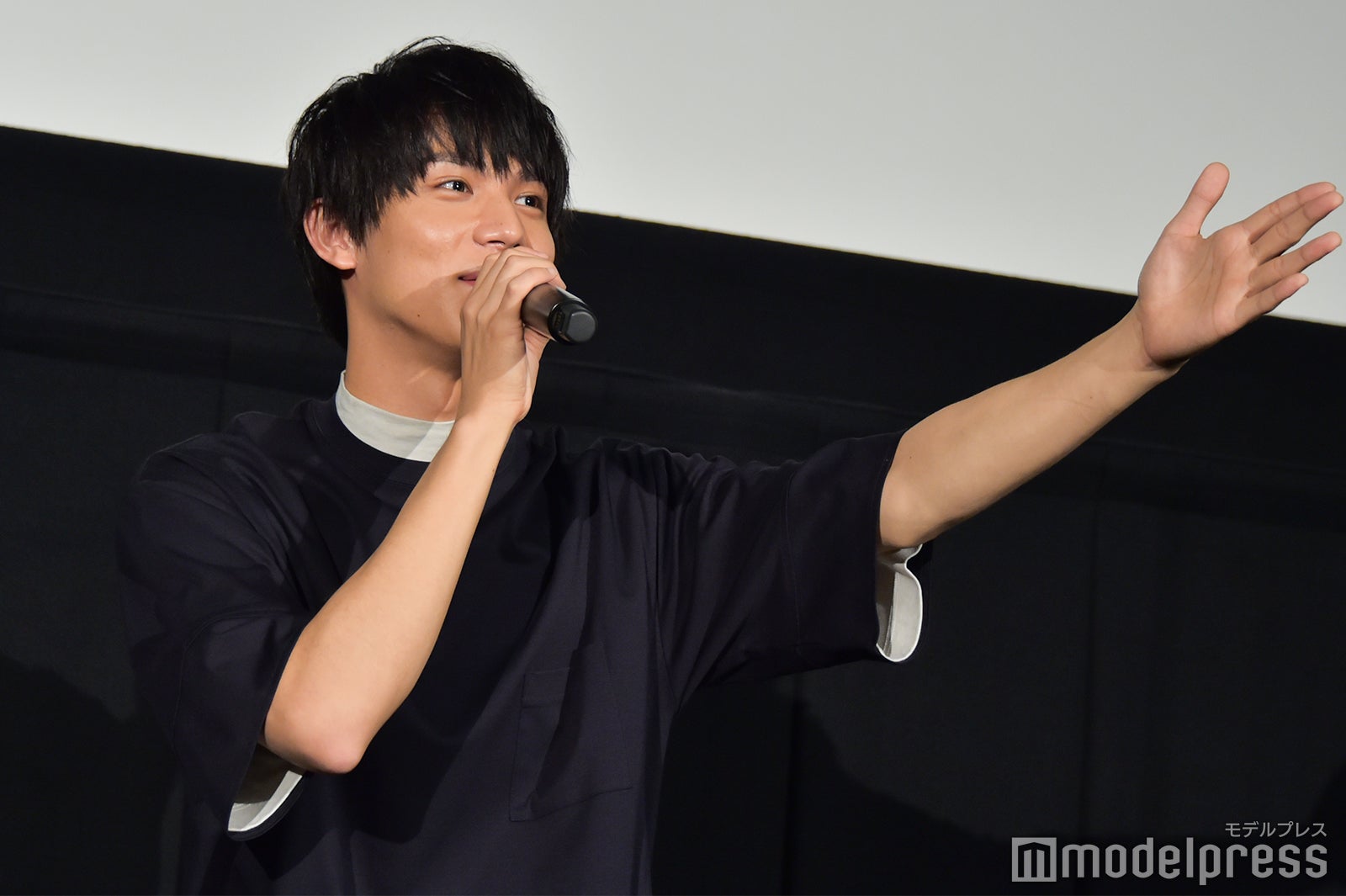 挙手した観客を指名する中川大志 （C）モデルプレス