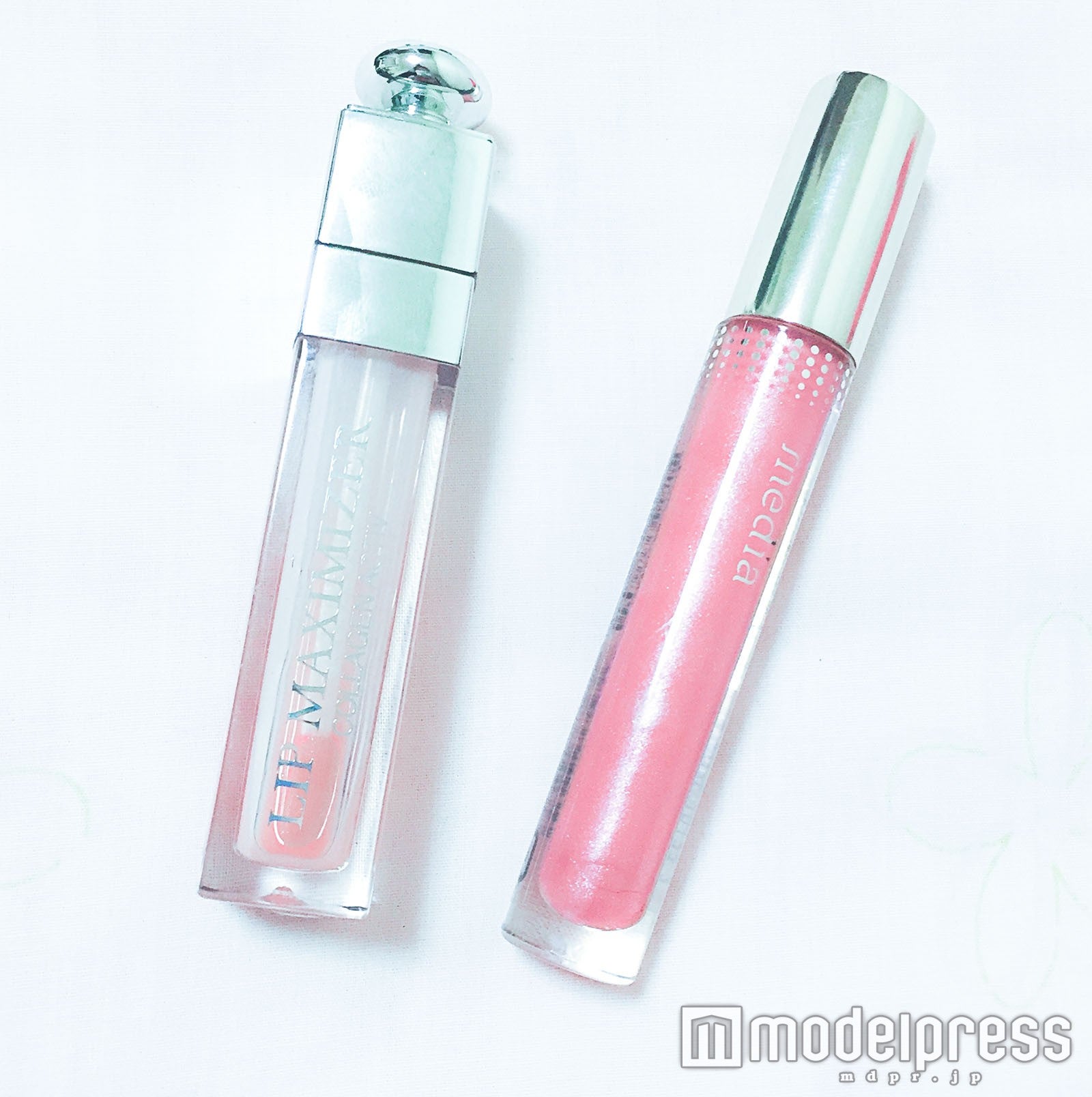 画像左から【Dior】「アディクトリップマキシマイザー“001ピンク”」、【media】「リキッドグロウルージュ“PK-01”」／写真：onoaki（C）モデルプレス