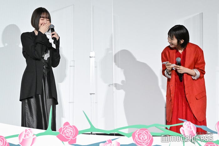 おみくじの“強烈結果”に笑う玉城ティナ、松本穂香 (C)モデルプレス