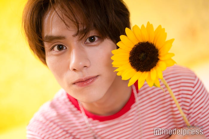 8LOOMのメン花・ひまわりを持ってもらいました/山下幸輝(C)モデルプレス