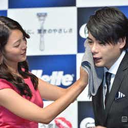 平成ノブシコブシ・吉村崇(右)、相武紗季(左)