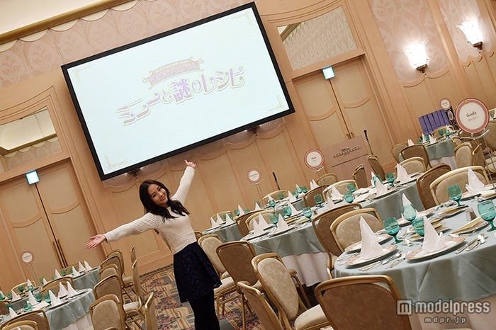 パーティー会場、モデル:阿井莉沙