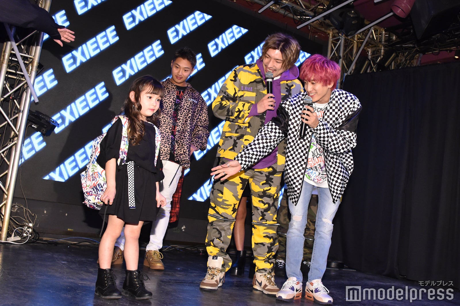 「EXIEEE（イグジー）」の服を着こなした子どもモデルにデレデレなりんたろー。、兼近大樹 （C）モデルプレス