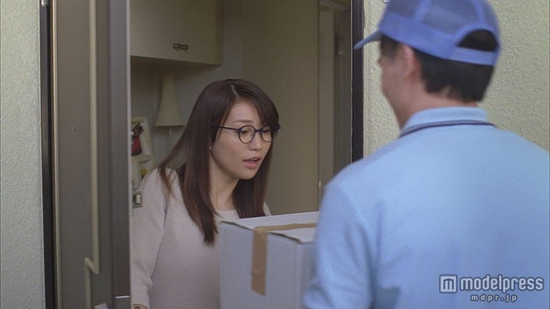 大島優子出演　第一三共ヘルスケアのTVCM「小包」篇のワンシーン