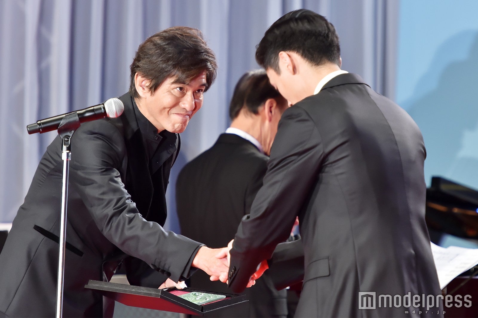 佐藤浩市、高良健吾 （C）モデルプレス