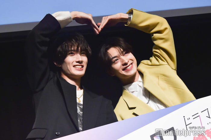 仲良くハートを作る山中柔太朗、木村慧人(C)モデルプレス