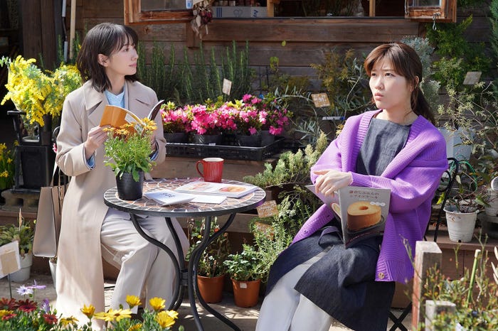 (左から)波瑠、ヒコロヒー /「わたしのお嫁くん」第3話より(C)フジテレビ