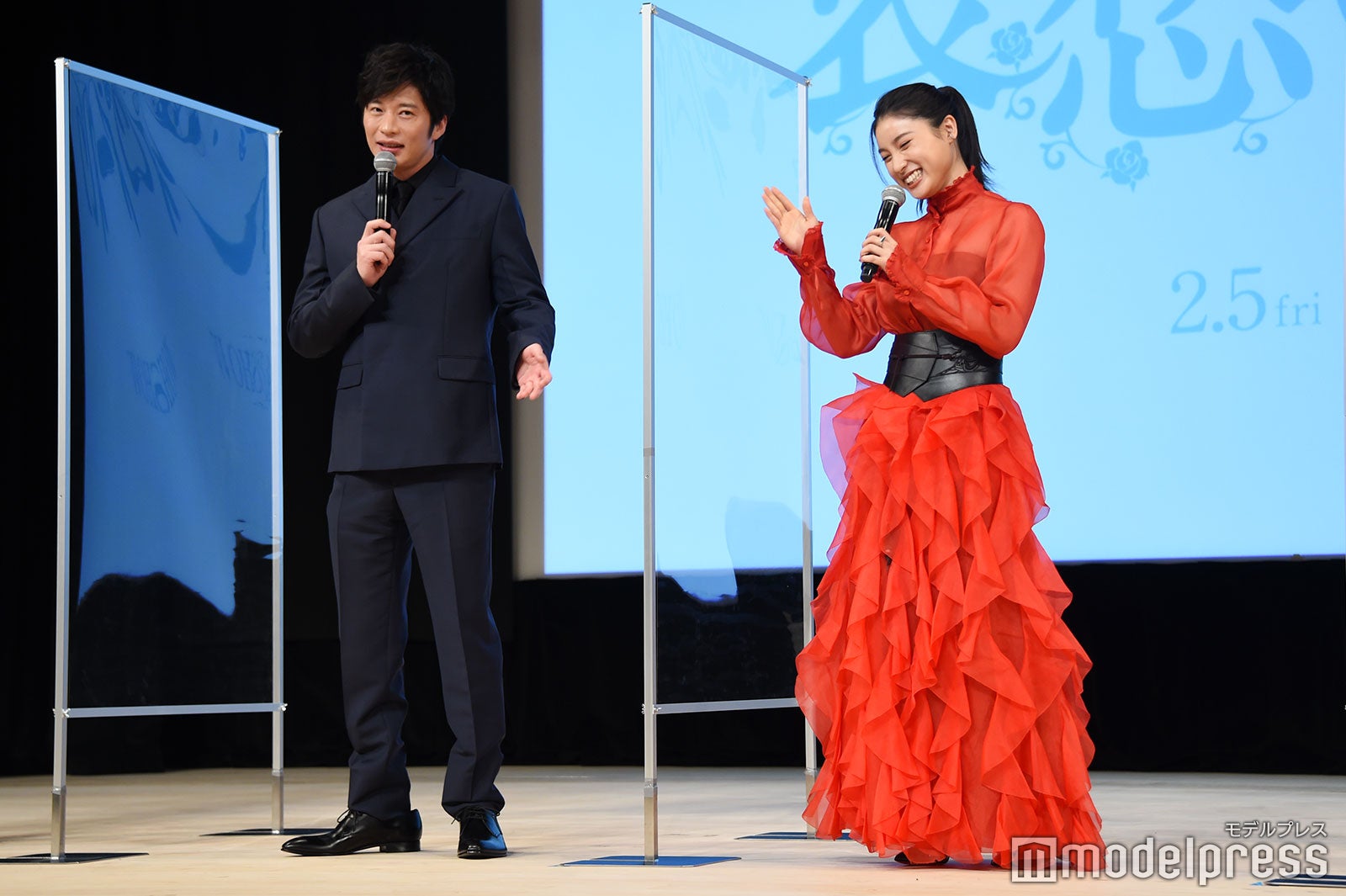 土屋太鳳のモノマネをする田中圭を見て笑う土屋太鳳（C）モデルプレス