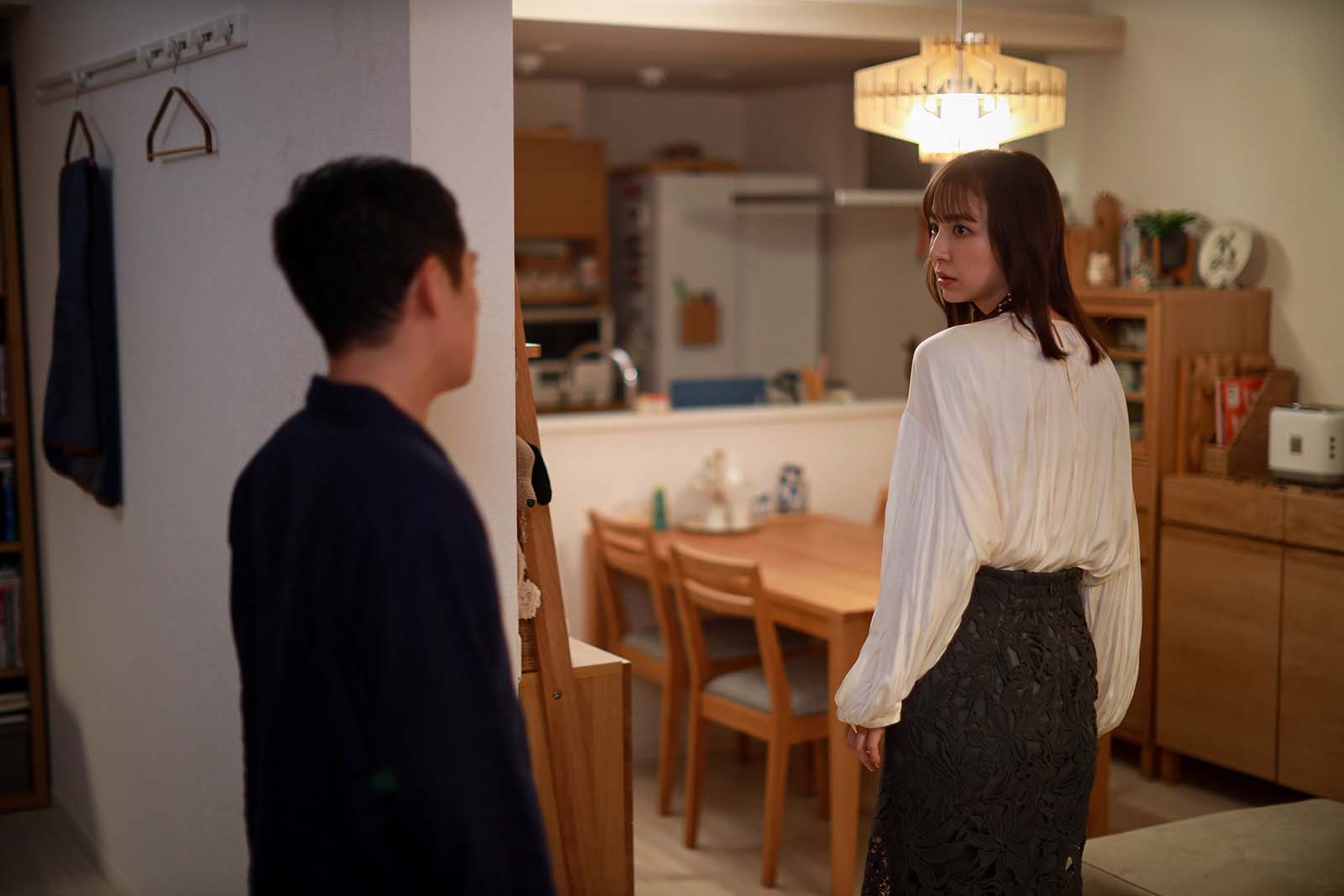 伊藤淳史、篠田麻里子「離婚しない男―サレ夫と悪嫁の騙し愛―」第5話より（C）テレビ朝日