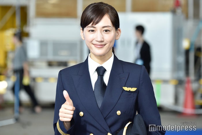 綾瀬はるか 自身のパイロット制服姿に かっこいいです モデルプレス