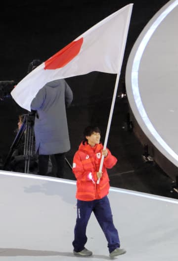 日本選手団が笑顔で入場 ミラノでは旗手・森重先頭に、プレダッツォでは高梨沙羅らが笑顔 ミラノ・コルティナ五輪が開幕