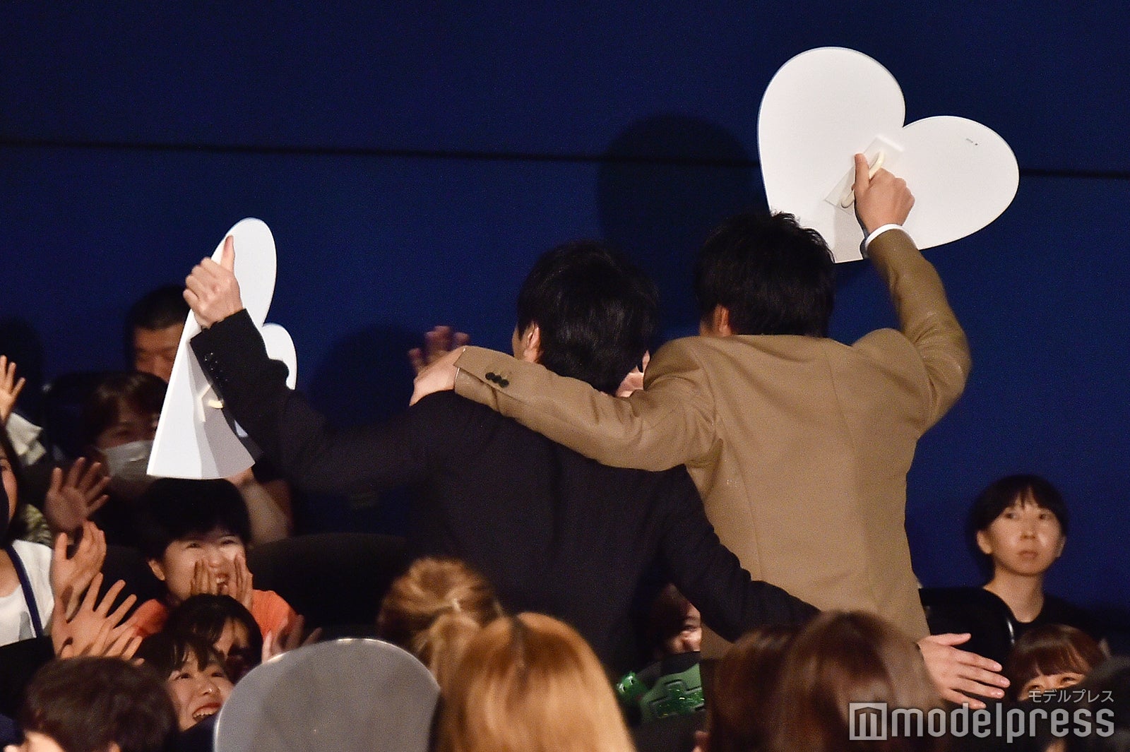 肩を組む田中圭、林遣都（C）モデルプレス