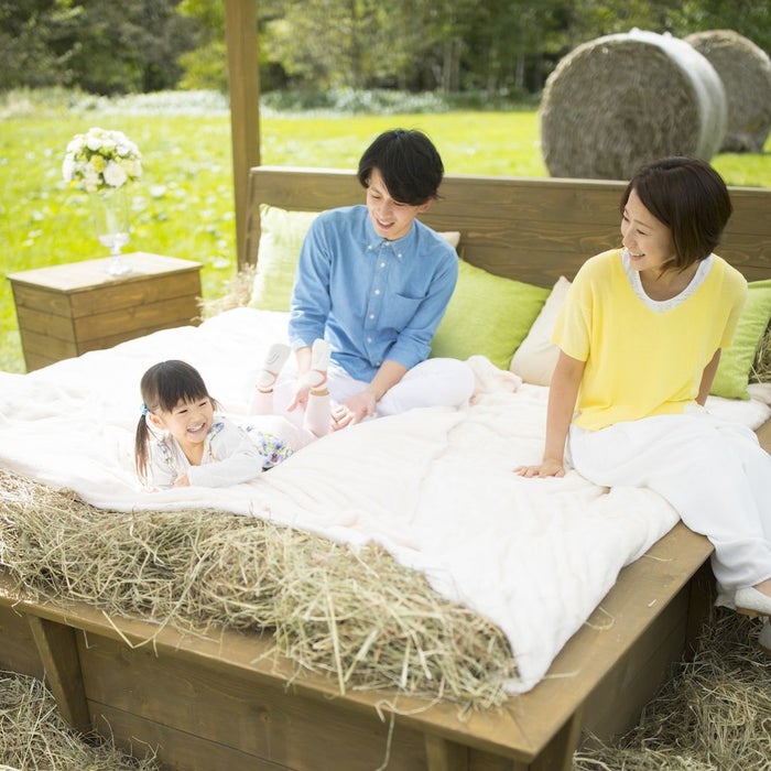 【トマム】牧場ラウンジ　牧草ベッド／画像提供：星野リゾート