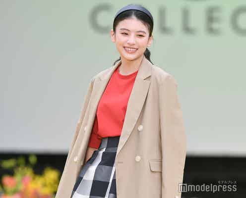 出口夏希、愛らしいデコ出しにキュン 初の屋外ランウェイで笑顔満開<神コレ2023S/S>